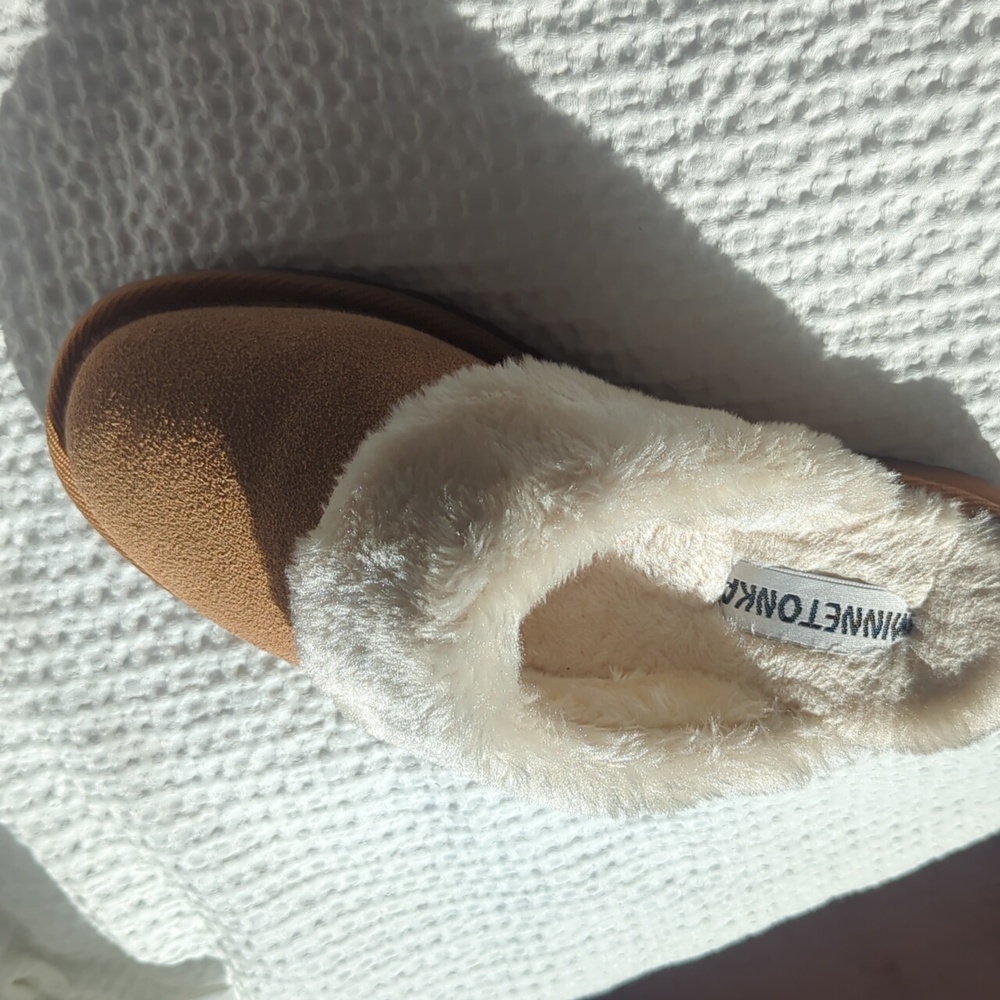 Minnetonka Suede Scuff Size 9 Comfy Brown Slippers with Faux Fur Lining - Picture 2 of 6